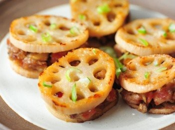 step4: 在一個煎鑊中，開中火，放一湯匙油，加入蓮藕盒，煎至兩面金黃色，（大約8-10分鐘）便可上碟