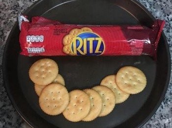 step4: 略帶鹹度的麗滋餅乾與<span class="group_2">芋泥</span>真的很搭喔～小心的取出餅乾，以維持其完整性。100gㄧ條，約有32片。所以可做成16個<span class="group_2">芋泥</span>餅。