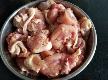 step2: 烹煮前用水沖洗，去除多餘鹽份，再隔乾水份，用黑椒，少少糖，少少雞粉，辣椒粉醃1小時