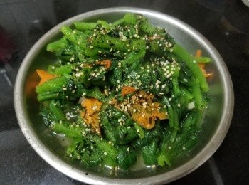 step6: 做法 :

先將雞皮用少少油 , 細火將雞皮煎出雞油 , 將雞皮取出放入蒜頭 , 乾蔥 , 薑片大火放入冰菜 , 少少糖 , 雞粉 , 麻油 , 少少甘荀片 , 炒至少少軟身 , 加少少生粉水埋芡上碟 , 再撒上少少紫菜芝麻 , 完成。