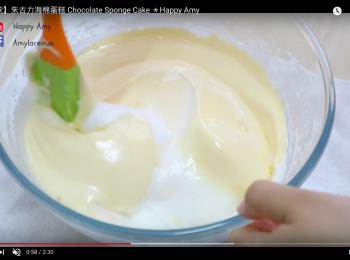 step3: 把1/3蛋白拌入蛋黃，再倒回蛋白中輕輕拌勻。