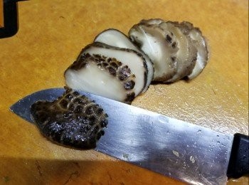 step2: 蒸好的冬菇斜切片