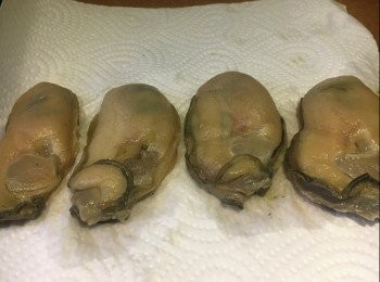 step1: 材料：
金蠔 4隻
無鹽牛油 少許