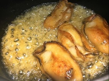 step4: 燒紅鑊中大火，下橄欖油，無鹽牛油，放下金蠔轉慢火煎至兩面金黃，下柚子蜜汁料，轉大火收汁(約2分鐘)，盛起，即成。