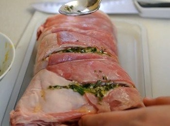 step3: 將2/3的混合調味料放置在坑裡