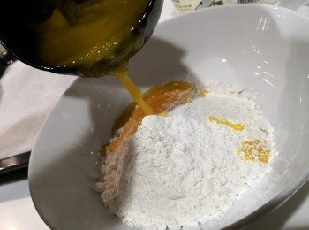 step4: 再將蛋油混合物倒進粉內