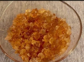 step5: 將桃膠放入清水中浸泡一夜於雪櫃內。泡發後它的體積大約10倍（如果分量泡發得太多，可以將它用保鮮袋放在雪櫃內冷藏，需要時再解凍後再用）。