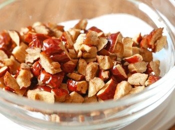 step1: （紅棗層）把紅棗洗淨後，去核並剪碎，量出250克碎紅棗。