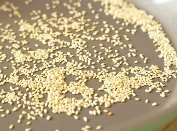 step3: 把芝麻放入乾淨的鍋中，以中小火烘烤，不時搖動鍋子，烘至聞香，芝麻呈金黃色，盛起備用。