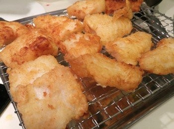 step1: 魚柳切件後用廚紙索去水份, 用一個保鮮袋裝入粟粉、天婦羅粉、鹽和胡椒粉混合, 再把魚柳放入袋內搖混, 令魚柳表面沾上炸粉後輕壓表面。然後將油煮滾後轉中火慢慢炸熟魚柳,  先盛起炸魚柳。