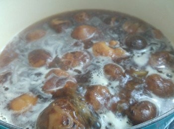 step3: 冬菇加適量冬菇水慢火炆煮, 或跟我的做法煮滾後放入蒸爐蒸1小時, 冬菇凍了可以再次加熱, 到食用時翻熱。