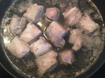 step5: 此時排骨應已煮出雜質，用冷水沖洗乾淨備用。