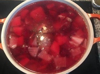 step10: 加入所有的蔬菜，大火煮滾後，轉小火熬煮到白蘿蔔煮透後，試湯頭用鹽調味。