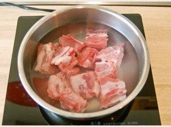 step2: 排骨肉塊放入滾水中汆燙約5分鐘，再撈出用冷水洗淨後瀝乾。