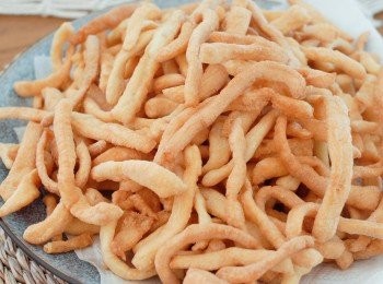 step4: 將麵條放入熱油鑊炸至金黃色，撈起備用