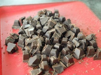 step1: 先將巧克力切碎，放入大碗內，備用