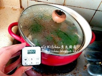 step8: 45分鐘後再加入冬菇 , 芫茜段拌勻 , 再蓋上蓋繼續用慢火煲1小時