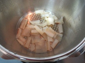 step3: 開鍋蓋,邊拌邊加熱煮至收乾即可.