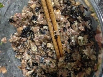 step2: 將餡料依序撈好調味先下冬菇水、油、酒、胡椒粉、糖、塩、生粉順一個方向加入蛋白液拌成圍黏在一起