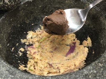 step5: 搗碎後加入蝦膏