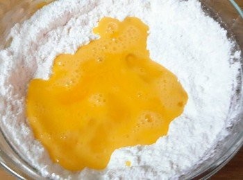 step3: 蛋打散直接加入粉類中拌勻