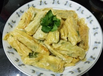 step7: 做法 :

將九吐魚去腸清洗 , 切開一半隔乾水份 , 預備醃料 , 大地魚粉 , 雞粉 , 胡椒粉 , 糖 , 麻油 , 魚露 , 芫茜 , 薑蓉撈好 , 再放入九吐魚醃 1 小時 .

預備好腐皮 , 將腐皮重複對摺剪成三角形備用 , 隨自己喜好大小 , 如想腐皮卷大件一回 , 腐皮便須要多 1 至 2 塊 .

將醃好的九吐魚 , 用廚紙吸乾水份 , 再連同芫茜放入腐皮上包卷好 , 盡量包卷緊一點 , 因九肚魚煮熟後會有點縮少 .

包卷好後用中火分次將腐皮卷煎好, 重複步驟煎至金黃