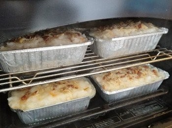 step9: 放入蒸爐或滾水中，蒸約50分鐘，灑上芝麻及蔥花即可即可。