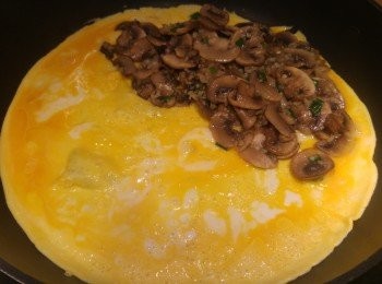 step5: 如想整<span class="group_2">奄列</span>的話, 先將雞蛋加鹽發混, 加油預熱煎pan後落蛋液, 蘑菇放在一邊反半邊雞蛋即成。