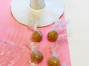 step2: 花生醬分成如下：
頭 - 10克
鼻 - 5克

用保鮮紙各自包住擰實收口， 再放雪櫃雪硬20-30分鐘， 待用