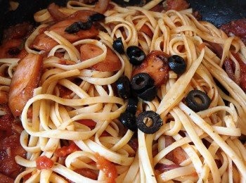 step6: 加入意粉、香腸和橄欖，拌匀後上碟，最後放上流心蛋及灑上海苔粉。