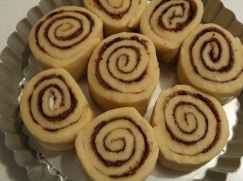 step8: 找個烤盤或是模具，將其擺放整齊，位置儘量取2-3公分間隔，方便二次發酵的空間。