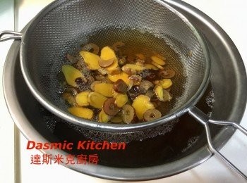 step5: 熄火、過濾掉薑黃及紅棗片