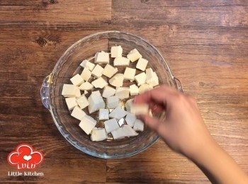 step6: 將豆腐粒平舖於碟上