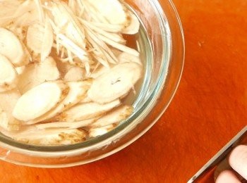 step2: 把白醋加入水中備用。用刀背刮去牛蒡的皮，不要用削皮刀。以廚紙沾點白醋水，把牛蒡抹乾淨後斜切成片，再把牛蒡切成絲，以白醋水浸泡備用。（因牛蒡非常容易氧化，切開後需以白醋水浸泡）