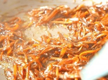 step6: 下日本豉油、味醂和糖炒至汁料濃稠即可上碟。