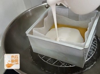step8: 第二層倒入椰漿100毫升，均勻地鋪平在模具中，大火蒸5分鐘……如此類推，每層重複以上步驟