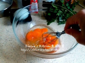 step4: 兩隻鴨蛋放入大碗內拌勻 , 芫茜切碎