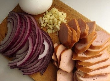 step2: 煮意粉時準備材料。法蘭克福腸切斜片，紅洋蔥切絲，雞蛋放回室溫。