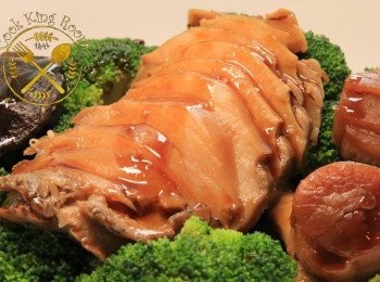 step1: 鮑魚徹底解凍後，洗淨，去腸，印乾
冬菇浸發好後，洗淨備用
瑤柱不用浸發，略洗，印乾備用