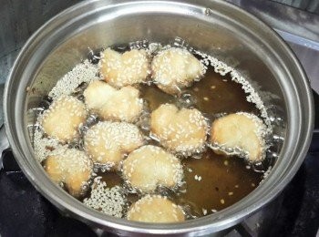 step5: 將笑口棗放入熱油鑊(約170度），然後轉小火炸至裂口出現（約3-4分鐘），然後轉中火再炸1-2分鐘至金黃色即成！