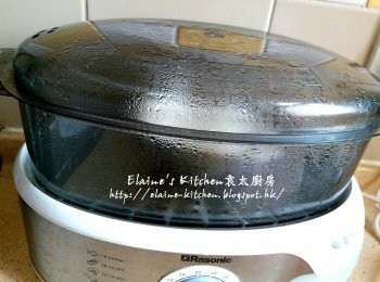 step12: 期間將冷飯放入電蒸鍋內蓋上蓋蒸20分鐘