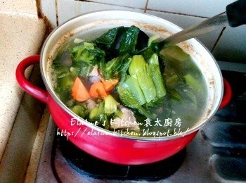 step7: 加入大芥菜拌勻用中火煲30分鐘 , 湯煲30分鐘後加入蕃薯拌勻再煲滾