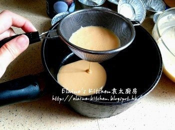 step5: 將椰漿糖水加入粉內拌勻 , 用隔篩隔兩次去除多餘粉粒 , 等麵糊變得細滑