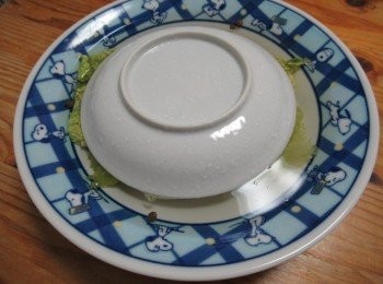 step1: 將白菜洗淨曬乾.乾洗淨水就好.薩鹽抓勻,放入有深度的器皿,倒水與花椒.水蓋過白菜.再放小碟子待1~2天.此時碟子沿邊一定要浸水.