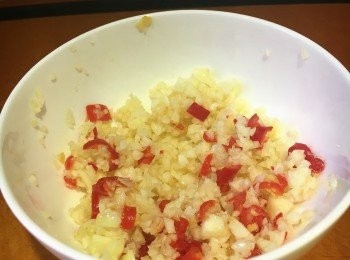 step5: 蒜蓉及指天椒，下海鹽1茶匙，糖1/4茶匙及油1茶匙，拌勻。