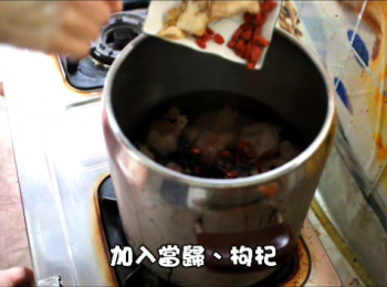 step6: 加入適量米酒、黑豆、當歸、枸杞