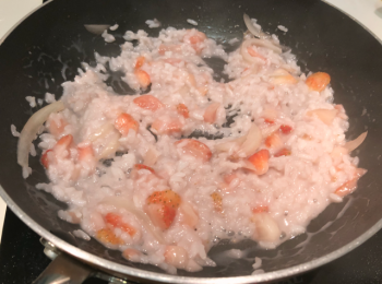 step6: 逐少倒入奶，拌勻**