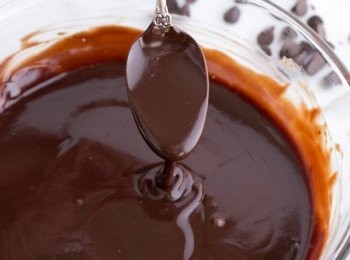 step1: 先將朱古力捏碎放入玻璃碗中,隔水(60度左右)坐溶後倒入已煮熱的淡忌廉拌至軟滑成流質狀便可放入牛油拌至完全吸收後便可加入百利甜酒拌勻倒入容器蓋的雪1-2小時