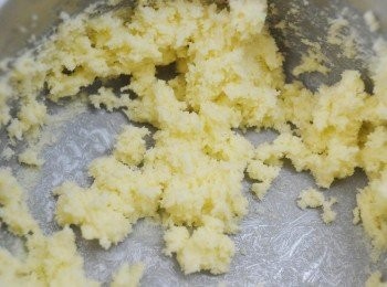 step1: 用電動打蛋器打發牛油與糖，至淡黃色及呈乳霜狀