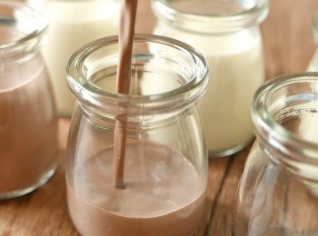 step5: 倒入容器中蓋上，冷藏(4℃)6小時以上或至凝固即成。